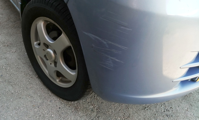 車のこすり傷の修理とは 内容や修理代の相場をチェック Withcar コラム