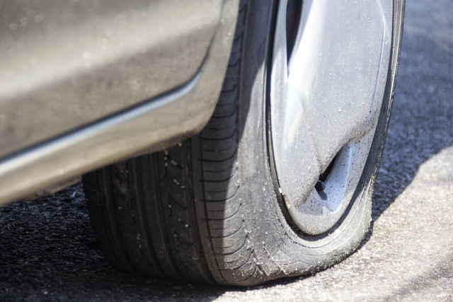 車のタイヤがパンク 修理代は どこで直してもらう Withcar コラム